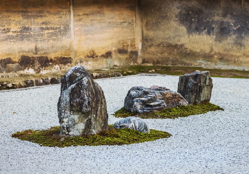 stenen in de beroemde droge tuin van Ryoanji, Kyoto